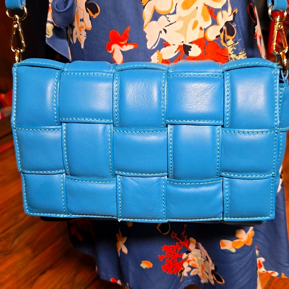 Vera Pelle Italian leather quilted crossbody bag in like new condition. Granada